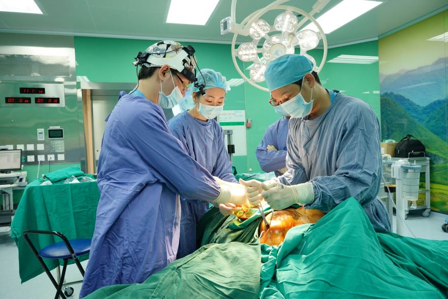 phẫu thuật nâng ngực nội soi